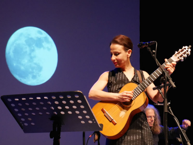 Etta Scollo performing at the Teatro Franco Parenti (Milano) - 22.04.2014 (photo: Sonia Frangi) 